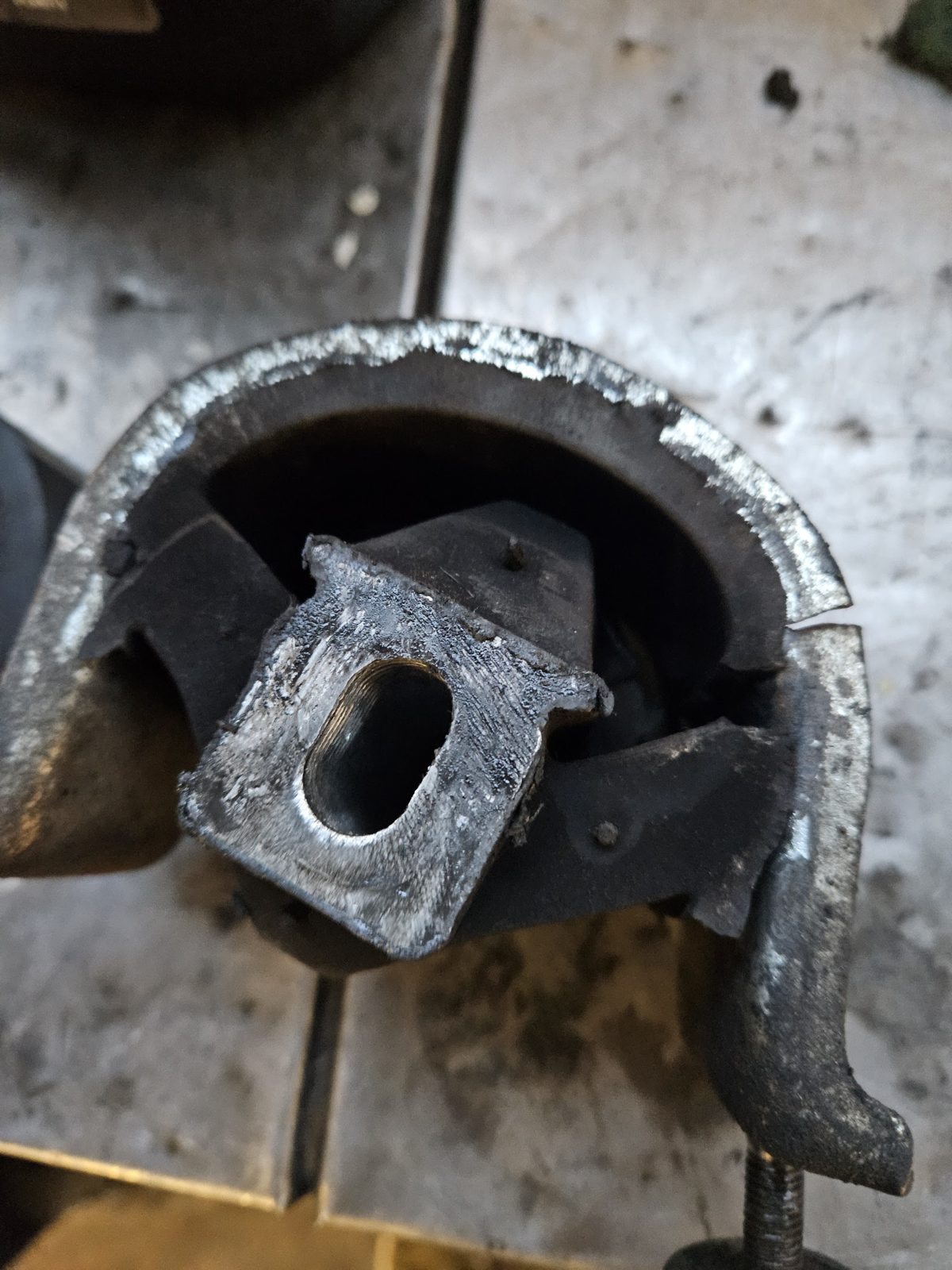 A split rubber mounting on the workbench